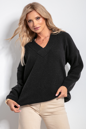 Klasický krátky dámsky pohodlný sveter zo 100% vlny jednofarebný výstrih do V širší lem okolo výstrihu dlhý rukáv